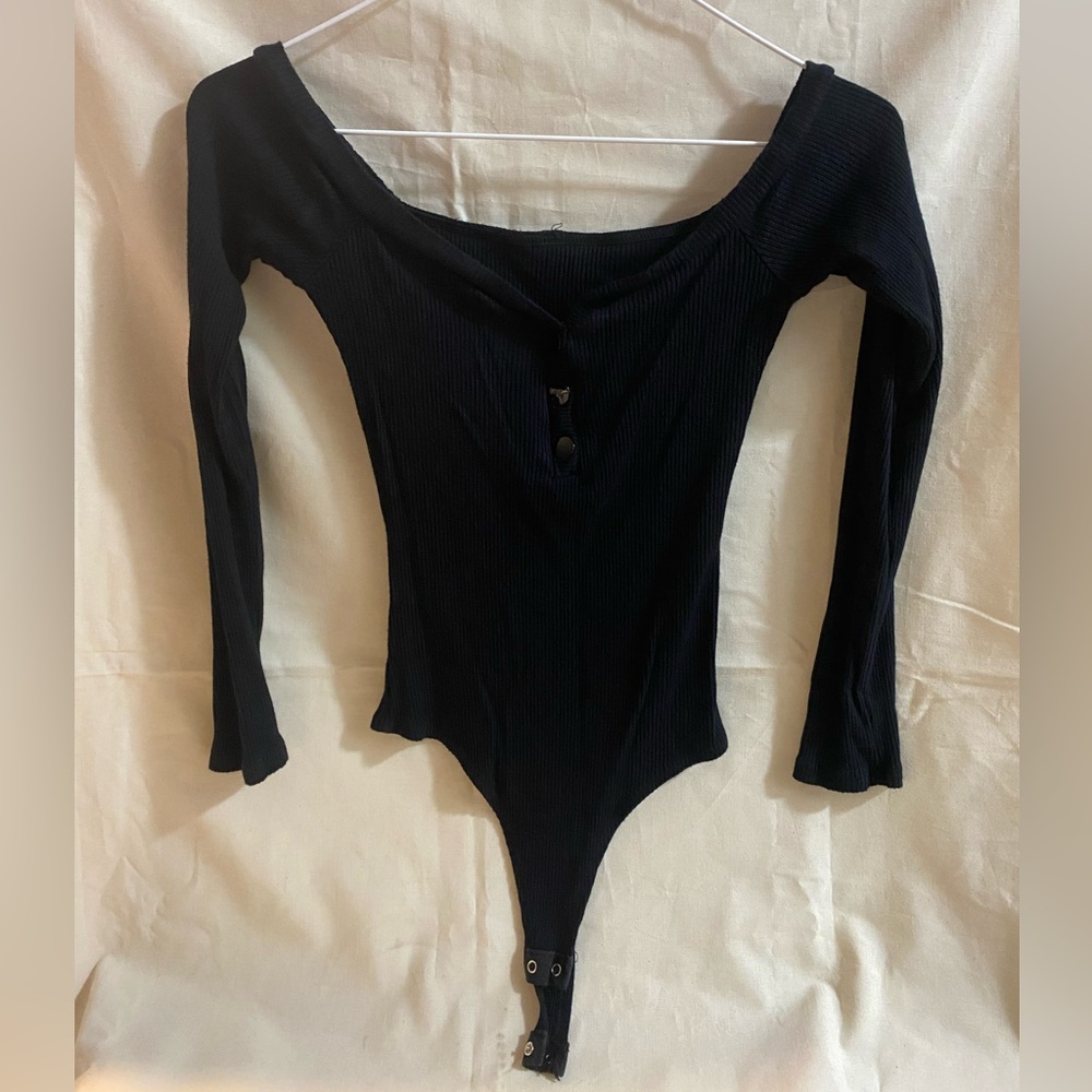 Small black off the shoulders bodysuit very chic